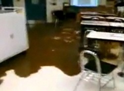 Szambo rozlało się po klasie