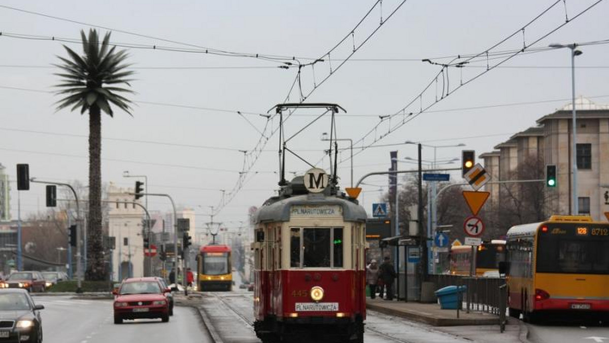 To niezły sposób na urozmaicenie sobie drugiego dnia świąt. W czwartek, 26 grudnia, będzie można przejechać się zabytkowym tramwajem po Warszawie. Na stołecznych ulicach pojawi się bowiem świąteczna linia “M”. Będzie kursować między Ochotą a Pragą.