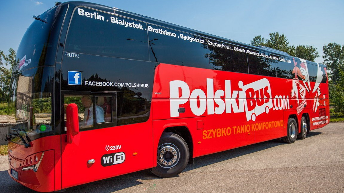 Chwile grozy przeżyli wczoraj po południu pasażerowie Polskiego Busa. Na trasie Warszawa – Lublin, na obwodnicy Garwolina jedna z pasażerek rzuciła się na kierowcę autokaru i próbowała wyrwać mu z rąk kierownicę.