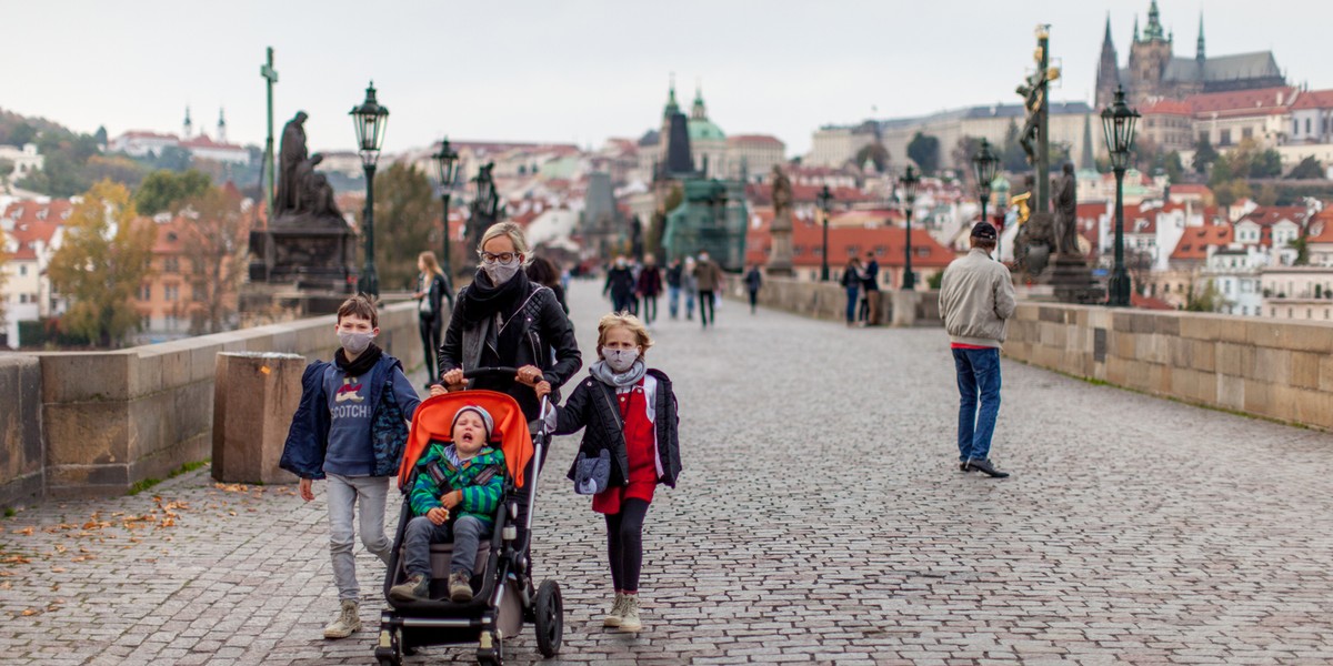 Pod koniec listopada dane o nowych zakażeniach i hospitalizacjach w Czechach zaczęły się poprawiać. W piątek Czesi poinformowali, że ich szpitale mogą przyjąć pacjentów covidowych z innych państw, także tych w ciężkim stanie. Dane i nie najgorsze wiadomości ze szpitali sprawiły, że czeskie władze zdecydowały się więc znieść część ograniczeń.