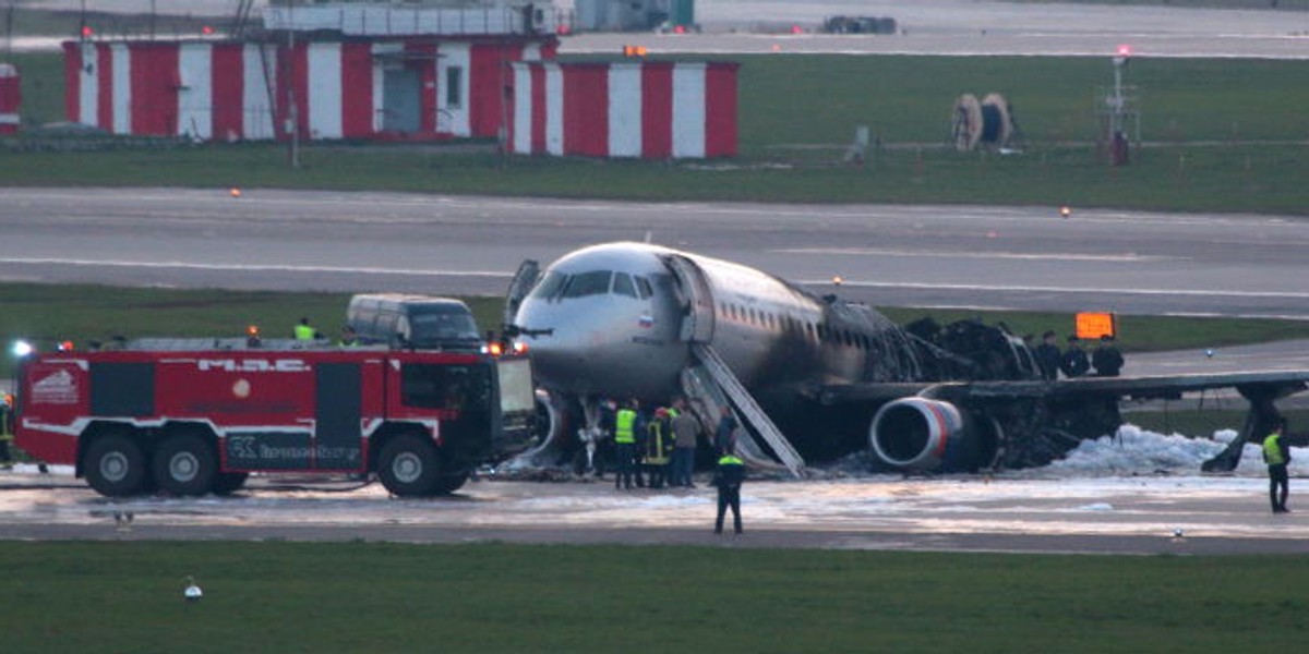 Suchoj Superjet 100 linii Aeroflot lądował awaryjnie wkrótce po starcie z lotniska w Moskwie z powodu pożaru. Około połowy konstrukcji samolotu spłonęło