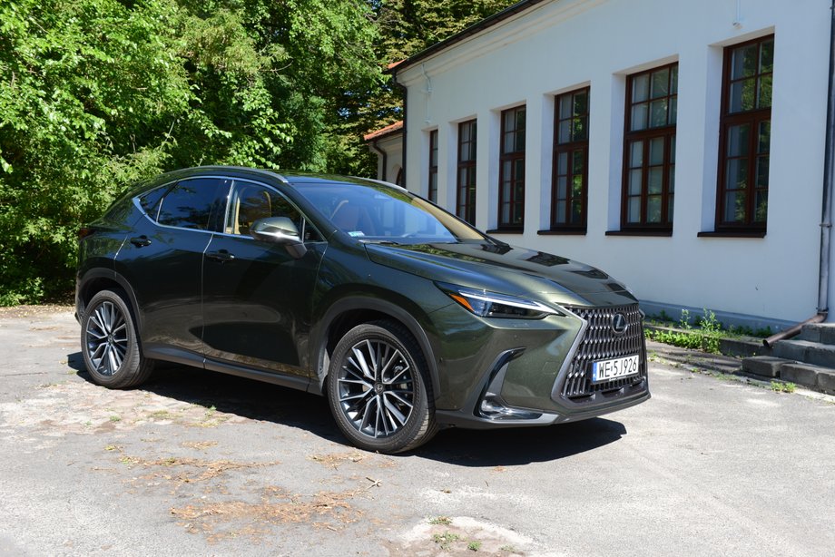 Lexus NX 350h to świetne auto na długie trasy, także za sprawą bardzo oszczędnego napędu. Dobrze sprawdzi się też w mieście - nie jest przesadnie dużym SUV-em.