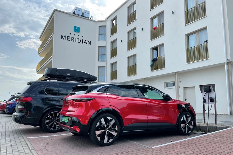 Renault Megane E-Tech już u celu podróży