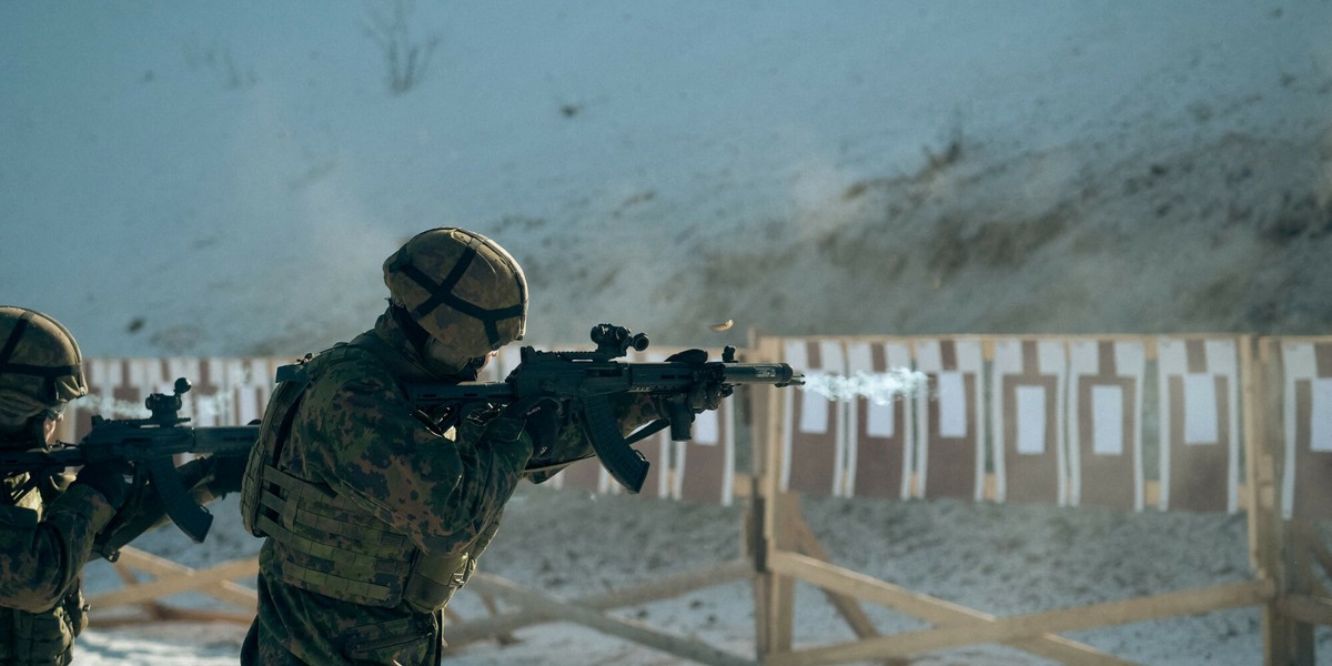 Fińscy rezerwiści z Guard Jaeger Regiment stoją na strzelnicy, biorąc udział w ćwiczeniach wojskowych w bazie wojskowej Santahamina w Helsinkach, Finlandia, 7 marca 2023 r.