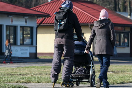 Wciąż brakuje 230 tys. wniosków o 12 tys. zł na dziecko. Rodzice mogą stracić pieniądze