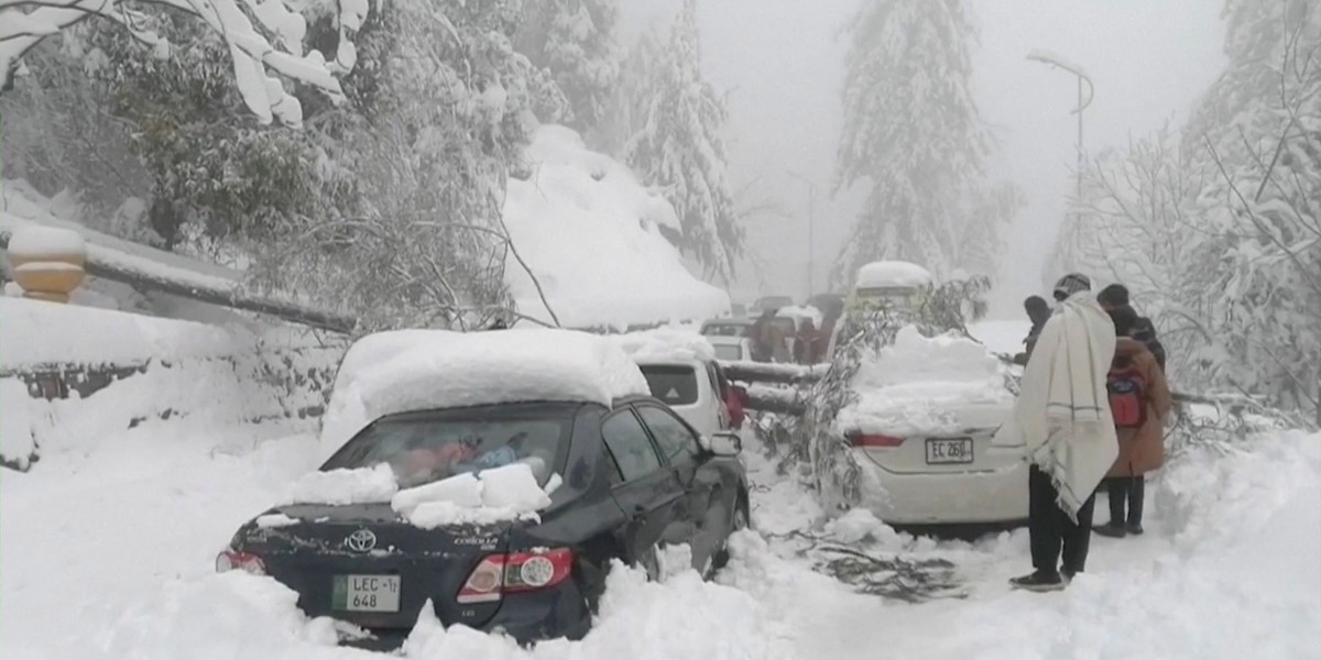 Pakistan. Śnieg przyczyną koszmarnej tragedii. Nie żyje co najmniej 21 osób.