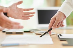 czy zawiadomienie o naganie można wysłać e-mailem