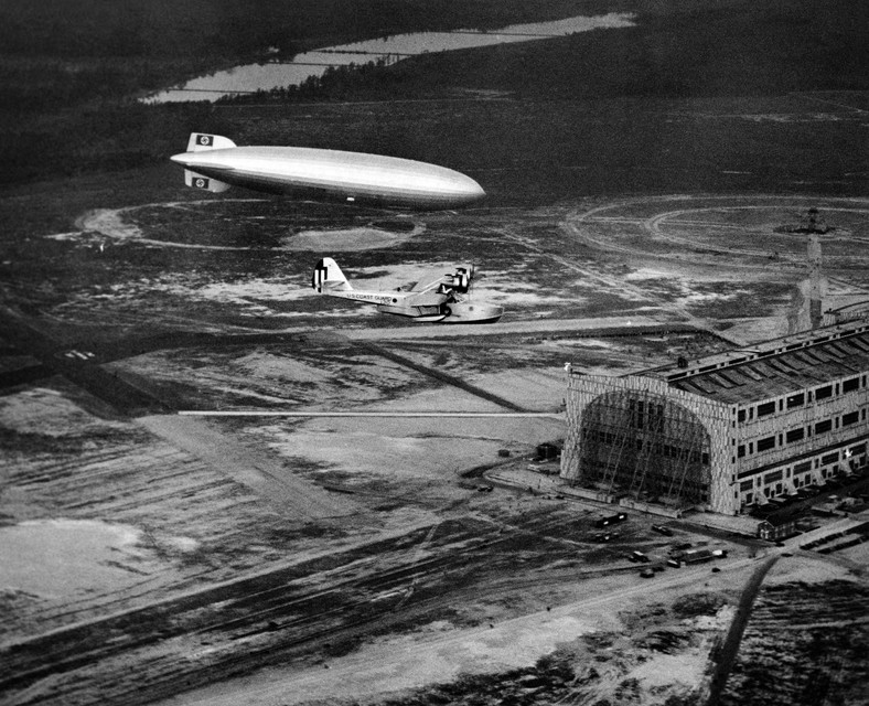 Sterowiec Hindenburg przybijający do lotniska w Lakehurst w maju 1936 r., eskortowany przez samolot