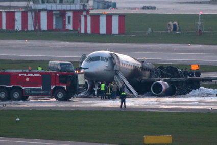 Pożar samolotu w Moskwie to kolejny cios dla Suchoja Superjet 100 - rosyjskiego konkurenta Airbusa i Embraera