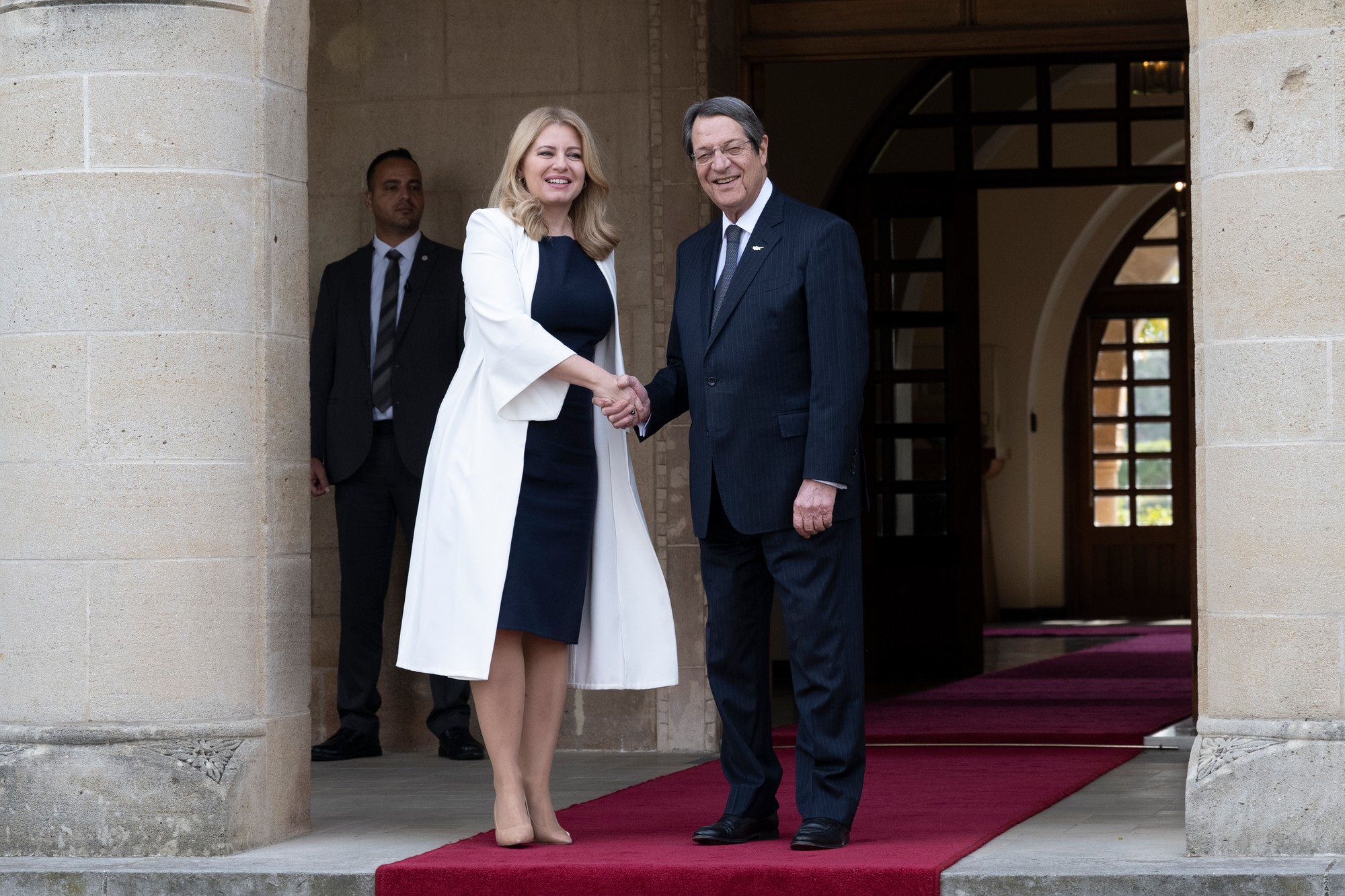 Na snímke zľava prezidentka SR Zuzana Čaputová a cyperský prezident Nikos Anastasiadis sa vítajú počas stretnutia v Nikózii v pondelok 12. decembra 2022. 