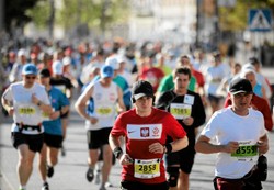 Maratończycy biegną w Warszawie. Ulice są blokowane