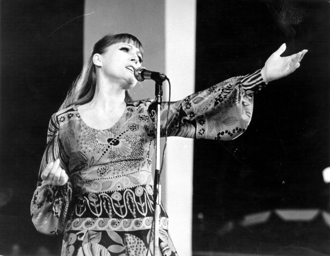 Irena Santor, zdobywczyni I nagrody na I Międzynarodowym Festiwalu Piosenki w hali Stoczni Gdańskiej w 1961 roku