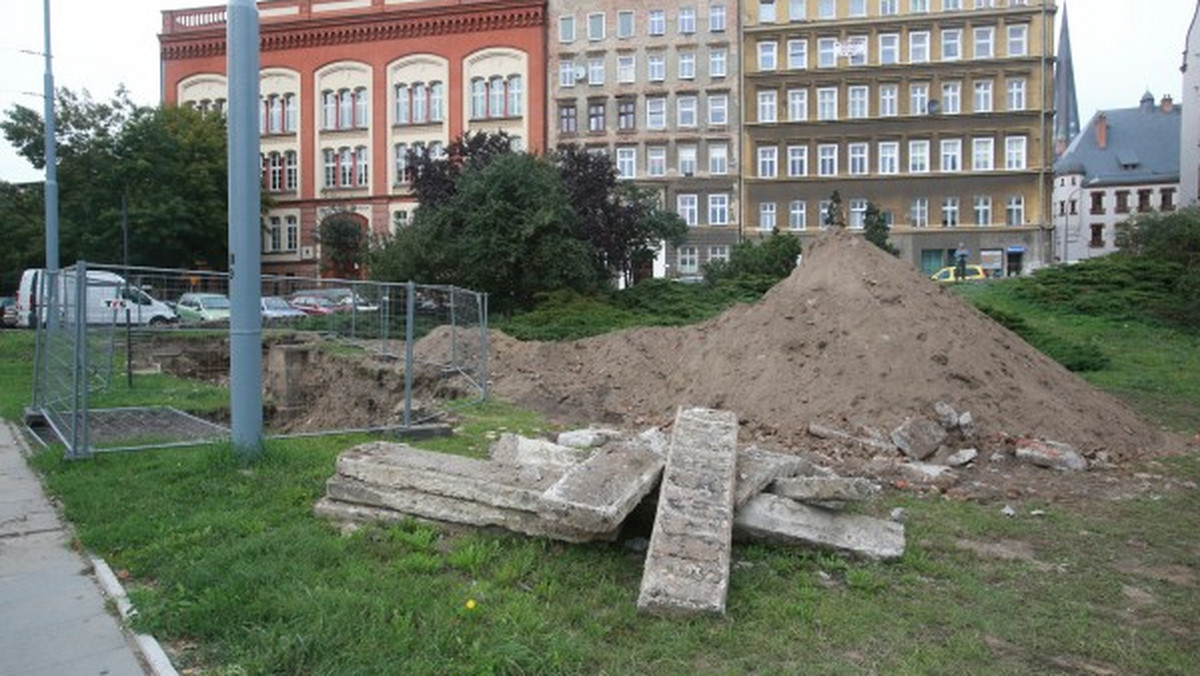 Nie dla parkingowca na Starym Mieście - radni poznali głos mieszkańców, którzy przyszli na obrady komisji Rady Miasta. Zdania radnych co do lokalizacji parkingowca są podzielone.