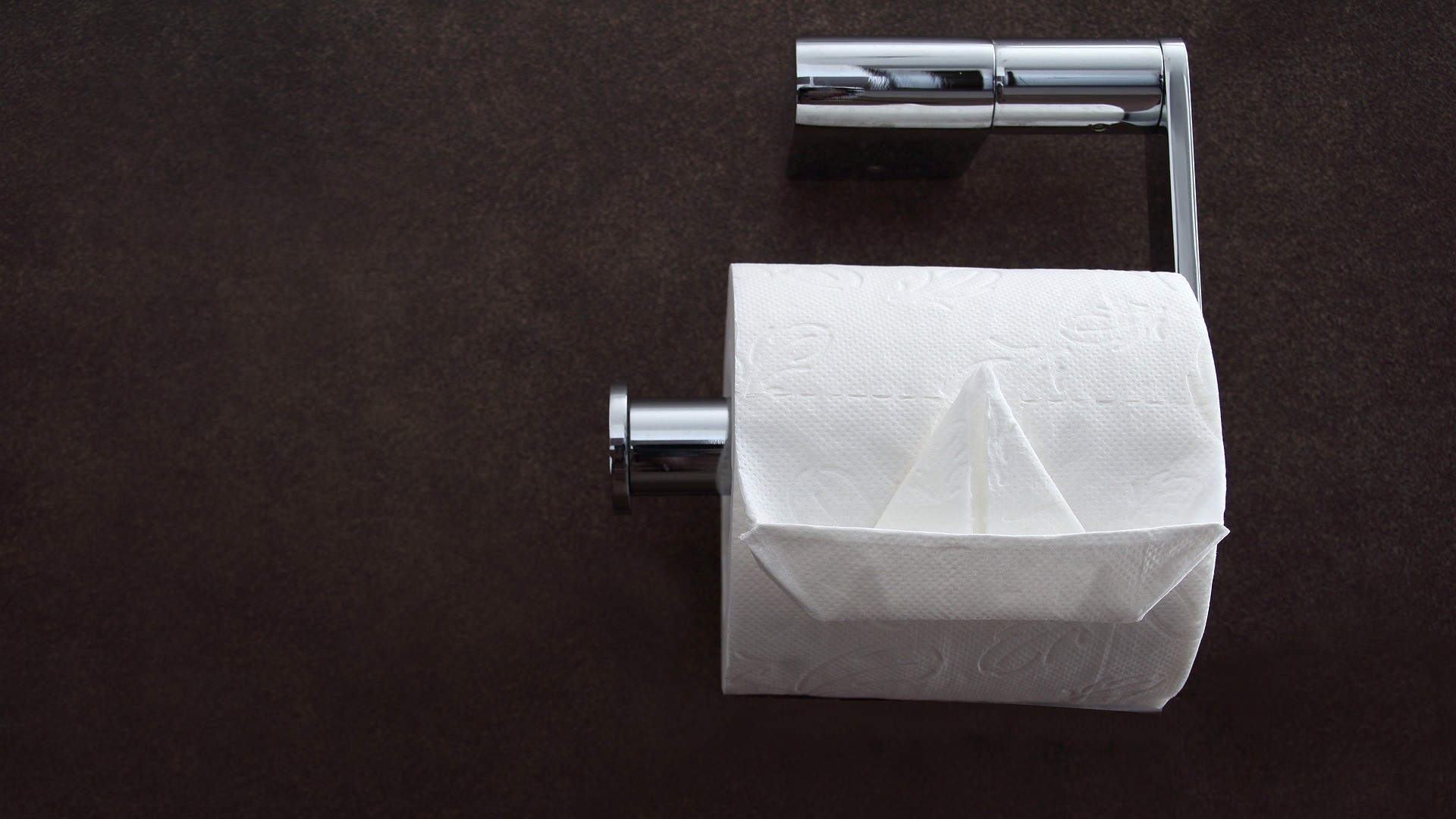 Toaletný papier môže byť na držiaku zavesený dvoma spôsobmi. Viac ako 130 rokov staré patentové nákresy však ukazujú rolku s voľným koncom smerujúcim dopredu.
