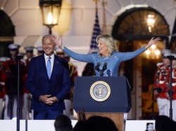 "Po co tak się krzywdzić?" Internauci wyśmiewają syrenią sukienkę Jill Biden. FOTO
