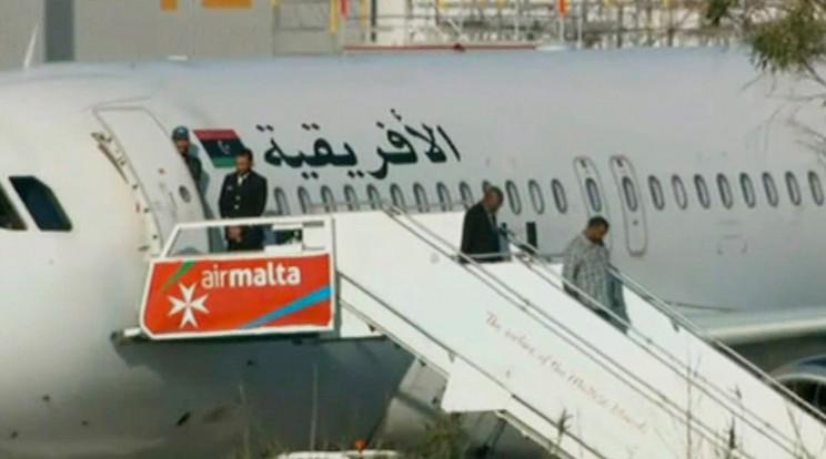 Így engedték el az utasokat / Fotó: MTI