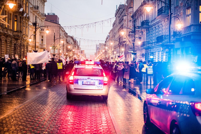 Pracownicy Veolii Energii Łódź protestowali na ul. Piotrkowskiej przed zmianami w firmie