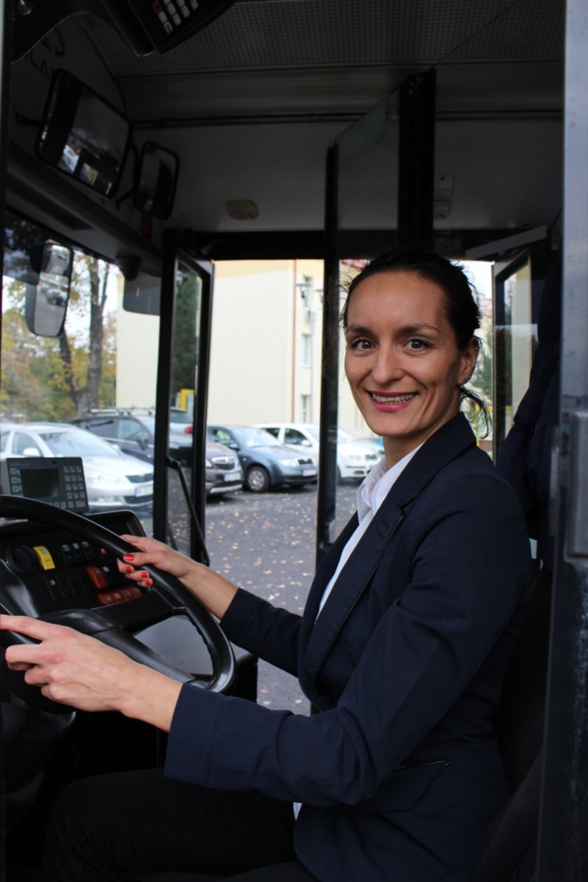 31-letnia Marta Brzozowska - oto setna kobieta za kierownicą autobusu