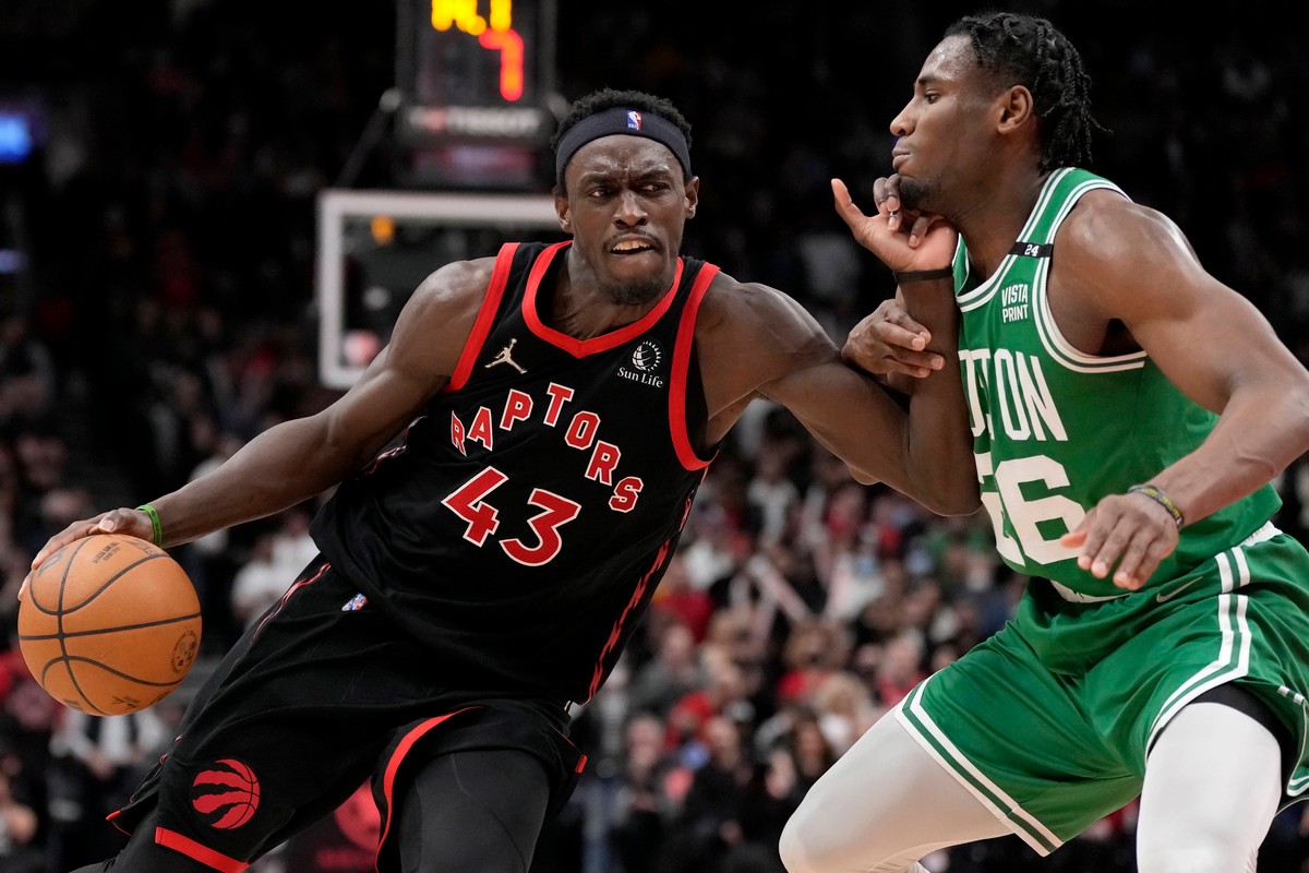 Koszykarz Toronto Raptors Pascal Siakam (L) i zawodnik Boston Celtics Aaron Nesmith (P)