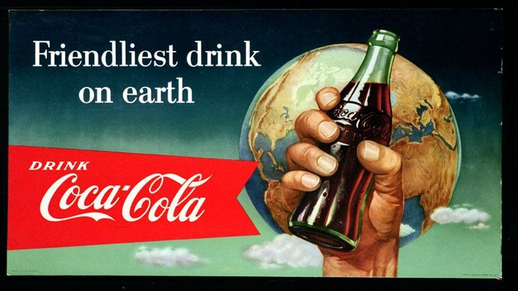 W 1941 r. Coca-Cola wyruszyła na wojnę. I to dosłownie. Amerykańscy żołnierze lecący na front zostali zaopatrzeni w solidne zapasy tego napoju. Na koszt firmy. Zdjęcie: Reklama Coca-Coli z 1940 roku