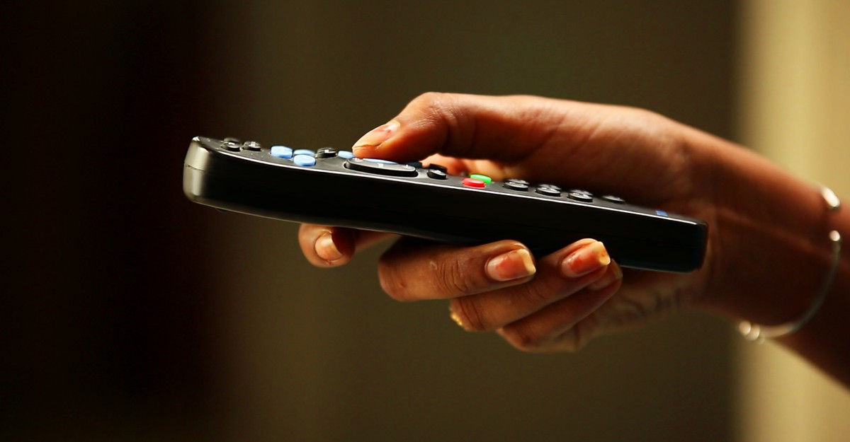 Obecność Netflixa i pokrewnych mu platform każe się także zastanowić nad dalszym istnieniem tradycyjnej telewizji, która musi się jakoś dostosować (a właściwie dostroić) do profilu nowego widza. Zdaniem ekspertów nie grożą jej zapaść, kryzys, upadek. Powinna przetrwać transformację rynku pod warunkiem, że przypomni sobie, co było jej misją w momencie powstania.