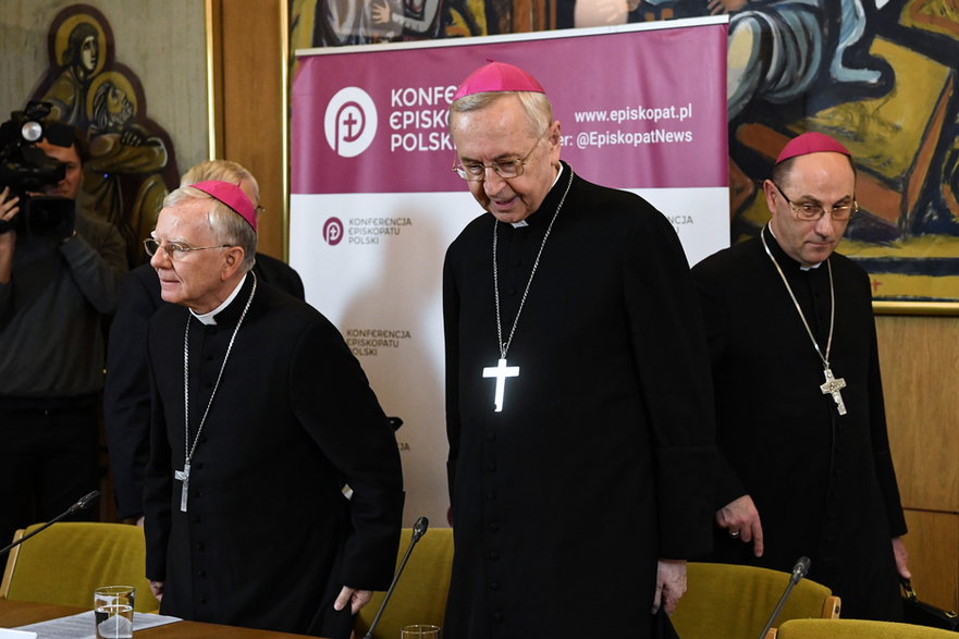 Abp Marek Jędraszewski (z lewej) i abp Stanisław Gądecki (w środku) przed podczas konferencji prasowej (14.03.2019)