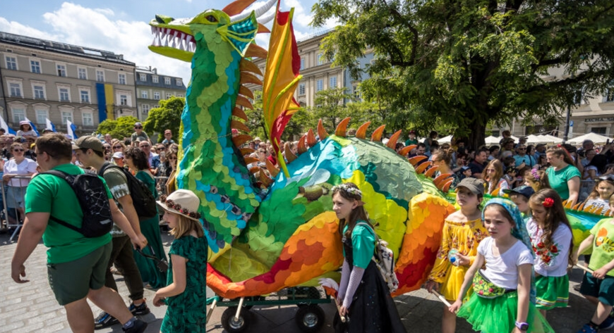 W organizowanej od ponad dwóch dekad paradzie biorą udział smoki przygotowane przez instytucje z całej Polski