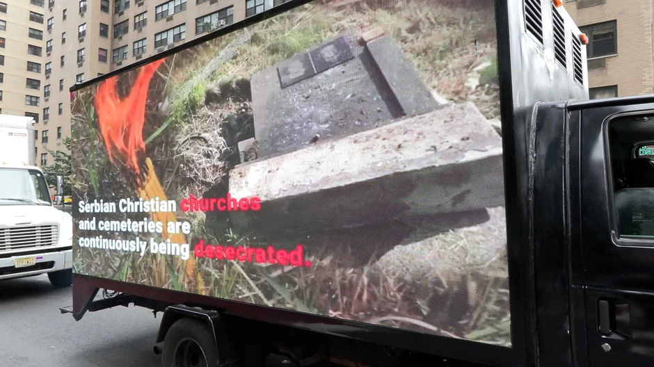 Na video-bimovima postavljenim na tri kamiona smenjuju se snimci sa fotografijama zločina OVK