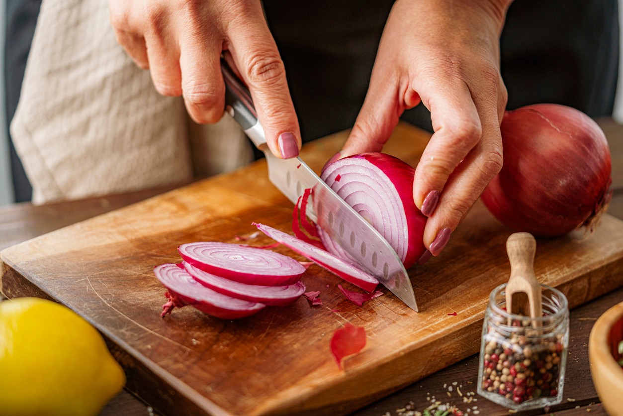 Červená cibuľa ponúka množstvo zdravotných výhod. (ilustračné foto)