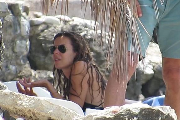 SVI GLEDAJU U BUJNE GRUDI KATARINE RADIVOJEVIĆ (47) Glumica u skroz prirodnom izdanju na plaži: Naša poznata voditeljka joj pravi društvo
