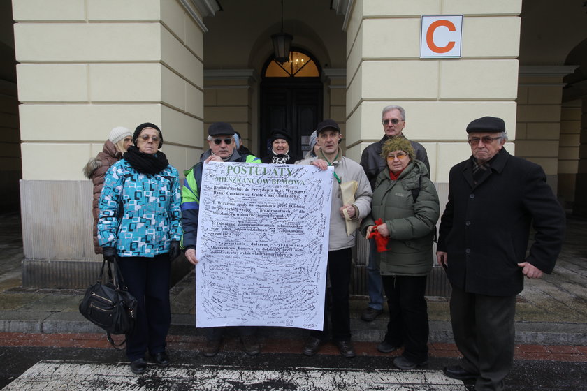 Protest mieszkańców Bemowa pod stołecznym ratuszem