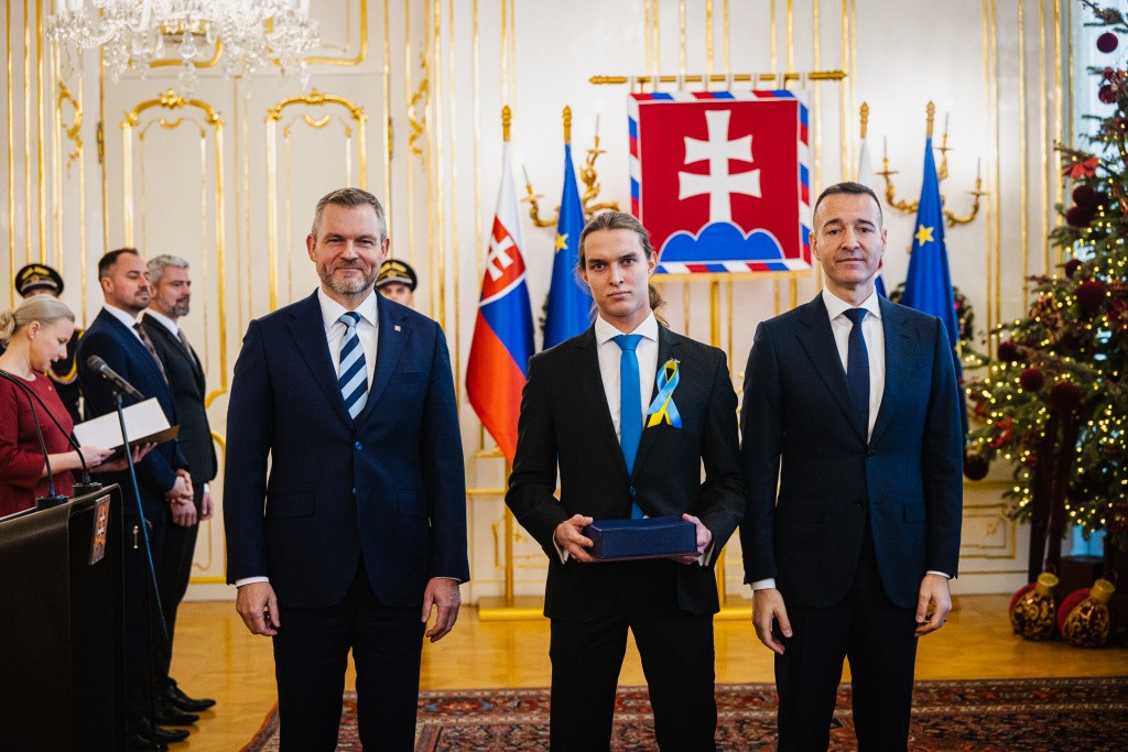 Prezident Peter Pellegrini a minister školstva Tomáš Drucker so študentom Simonom.