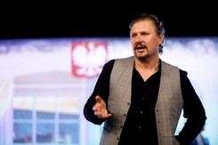 Nejman krytykuje obecny rząd: Wciąga Polaków do średniowiecza