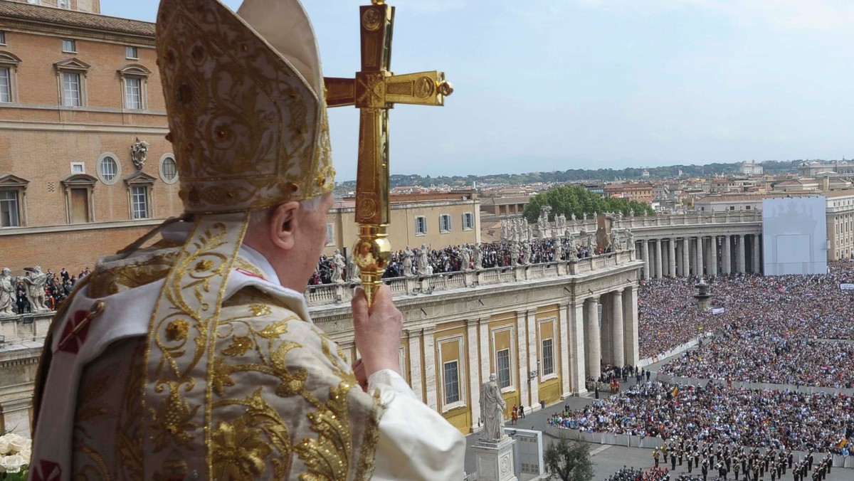 Po zakończeniu uroczystości Wielkiego Tygodnia Benedykt XVI udał się w niedzielę po południu na wypoczynek do swej rezydencji w Castel Gandolfo pod Rzymem. Pozostanie tam do soboty.