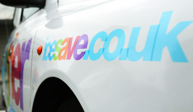 Logo banku IceSave na londyńskiej taksówce