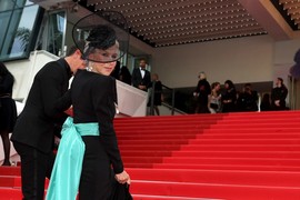 KAPA DOLE! Legenda od glumice (79) koju Srbija obožava zasenila sve u Kanu: Crveni tepih izgoreo od NJENE HARIZME, a stajling je VRHUNSKI