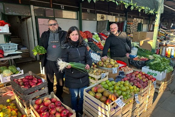 Luk tri puta skuplji u Beogradu nego u Leskovcu! Aprilski pijačni barometar: Jedna namirnica pojeftinila za 200 dinara, a evo gde je meso "papreno" (TABELA)