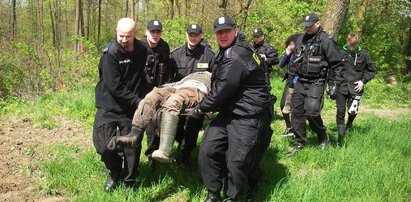 Staruszek zaginął w lesie. Na 3 dni ugrzązł w błocie