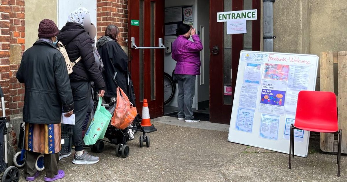 Debido al Brexit, tienen que hacer fila para obtener comida gratis.  «¡Estoy enojado! Me da vergüenza venir aquí».