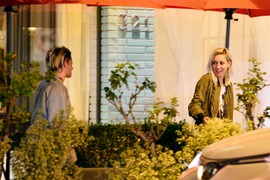 Slavna glumica se na Uskrs UDALA ZA DUGOGODIŠNJU DEVOJKU: Skromno venčanje održano ispod suncobrana u dvorištu, a tek kad vidite šta su obukle