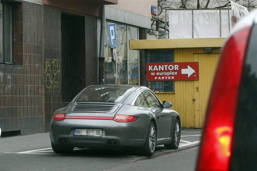 Kammel kaleką! Przez bezmyślność kierowcy porsche...