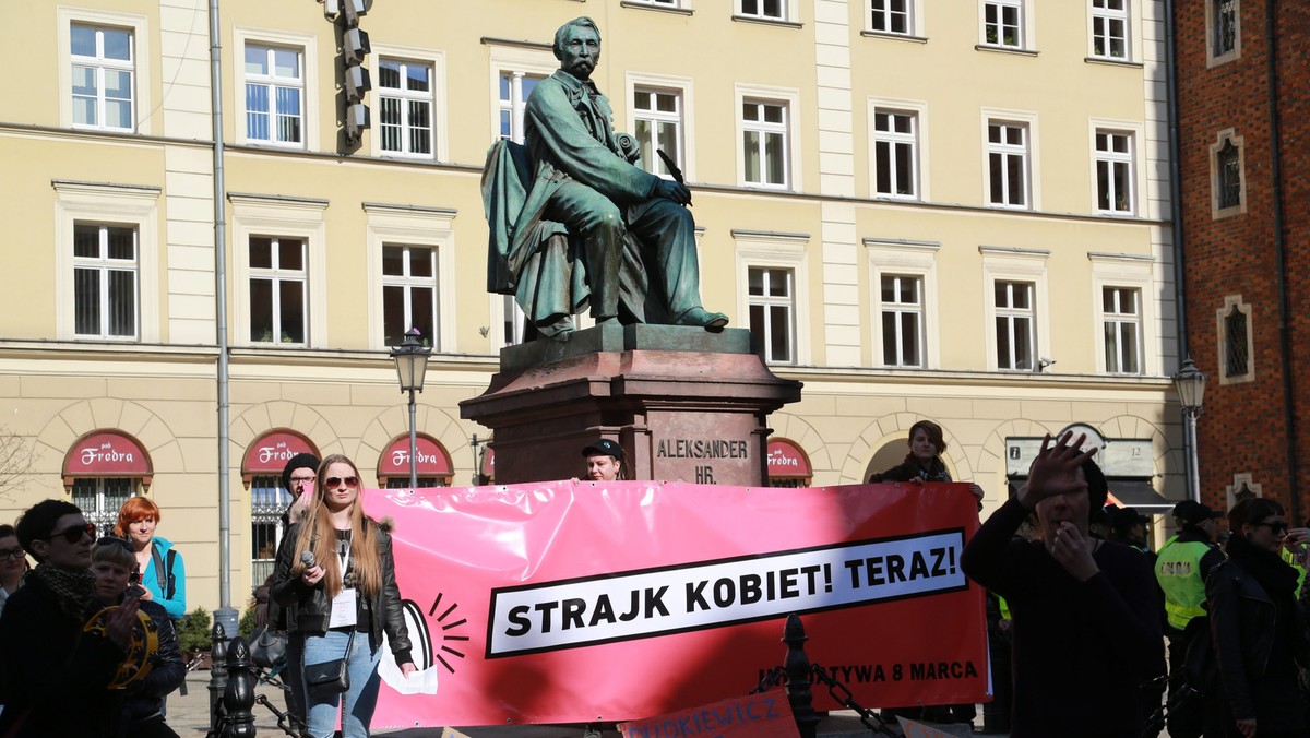 Ponad 200 osób uczestniczyło w manifie pod hasłem "Strajk kobiet teraz!", którą we Wrocławiu zorganizowała Inicjatywa 8 marca. Na rynek przyszło również kilkudziesięciu działaczy ONR, wyrażających sprzeciw wobec manify.