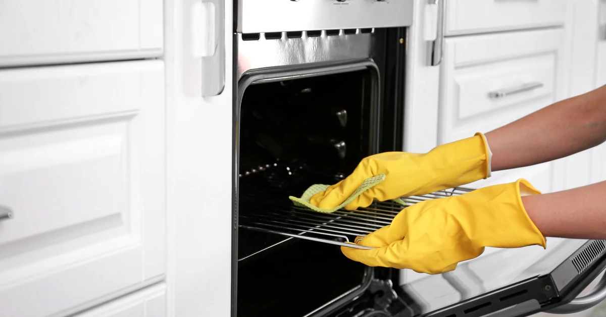 Rozpuszczam w wodzie i czyszczę tym piekarnik. W 30 minut znikają tłuste zacieki i zaschnięty brud