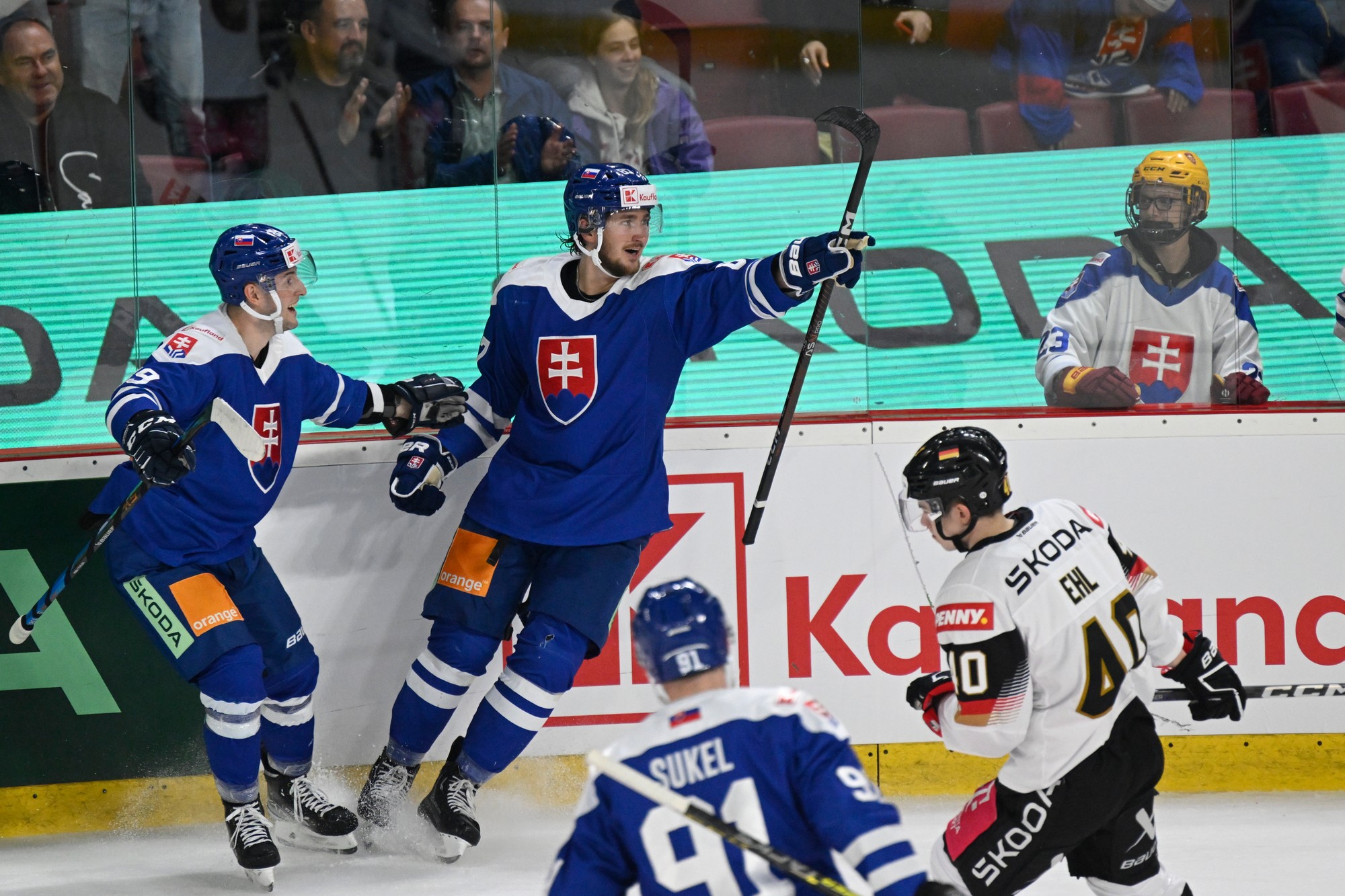 Zľava Adrián Holešinský,  Pavol Regenda a Matúš Sukeľ (všetci Slovensko) sa tešia po góle.