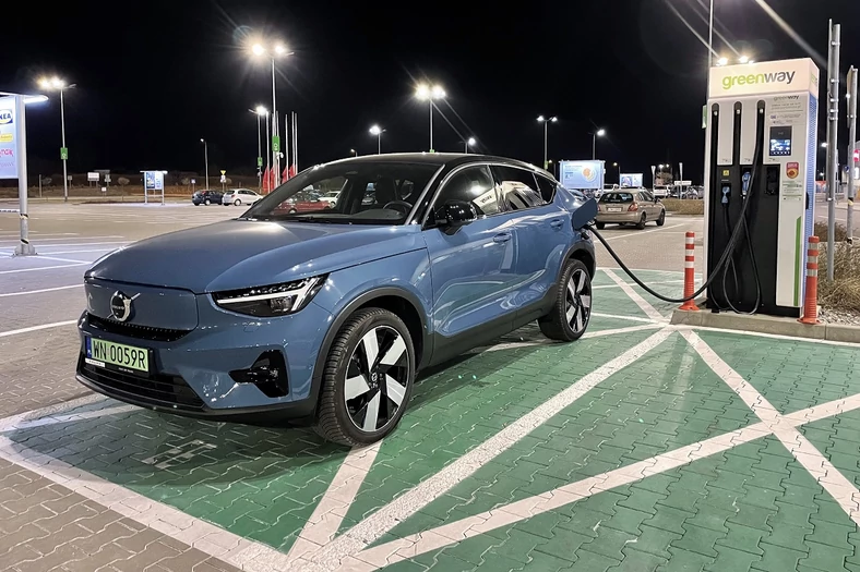 Volvo C40 Recharge, ładowanie samochodu elektrycznego, stacja ładowania, ładowarka GreenWay