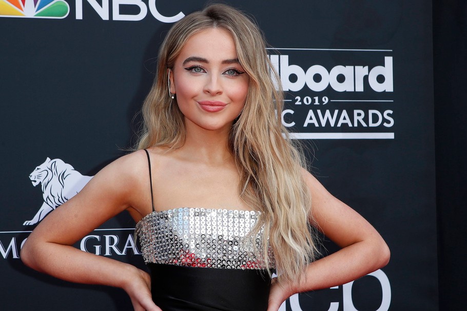 Sabrina Carpenter to świetnie budującą swoją karierę 21-letnia aktorka. Zadebiutowała w tym roku na Broadway'u, ale po dwóch dniach zamknięto sceny z powodu pandemii. Zakasała rękawy i wzięła się do pracy przed kamerą. To poskutkowało kontraktem z Netfliksem (wartym ponad 1 mln dol.) na występ w musicalu opartym na „Alicji w Krainie Czarów”