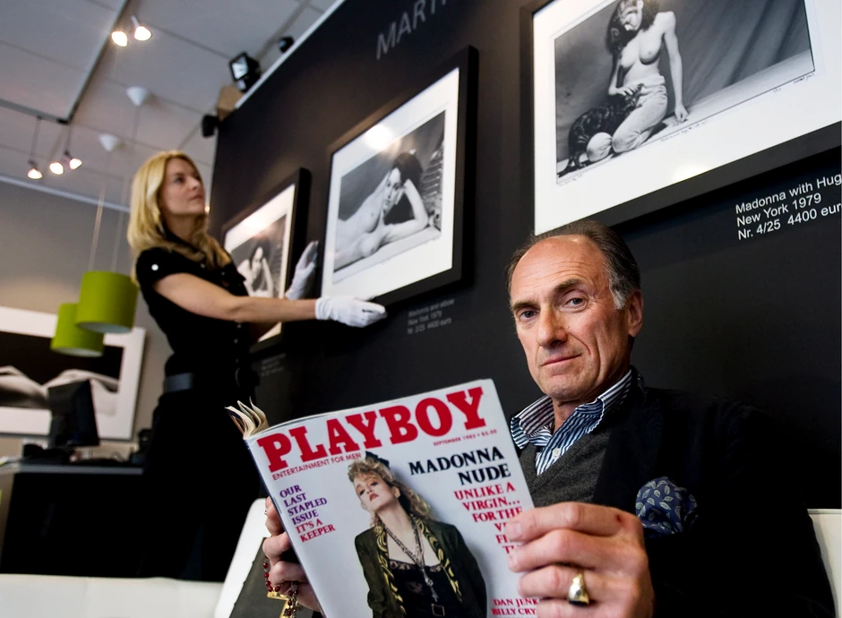 Fotograf Martin H.M. Šrajber u Galeriji Umetničk distrikt u Amsterdamu 2009. sa starim brojem "Plejboja" u kojem su objavljene njegove slike Madone. Iza njega su fotografije Madone koje je snimio 1979. 