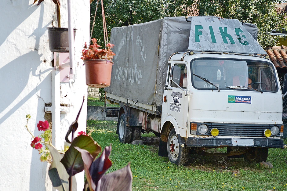 Kamion iza Titove kuće