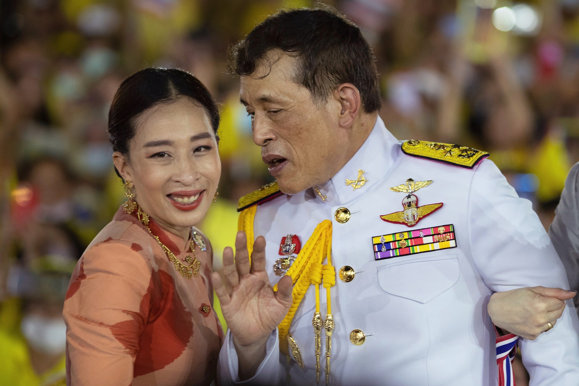 Thajský kráľ Maha Vajiralongkorn pri rozhovore s princeznou Bajrakitiyabhou Mahidol. 