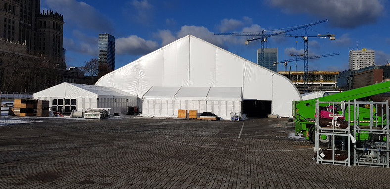 Na pl. Defilad stoją już namioty, w których będzie studio i koncerty